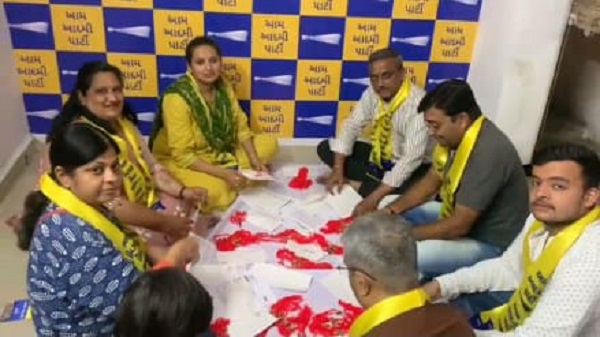 Reshmaben Patel sent Rakhi to BJP MLAs: આપ પ્રદેશ મહિલા પ્રમુખે ભાજપના 156 ધારાસભ્યોને મોકલી રાખડી, કરી આ માંગણી... 1 Reshmaben Patel sent Rakhi to BJP MLAs