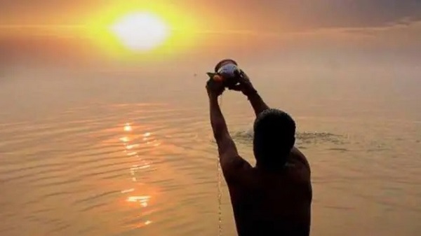 Surya Puja Tips: સૂર્ય ભગવાનને જળ અર્પણ કરતી વખતે રાખો આ વાતોનું ધ્યાન, અધૂરા કામ થશે પૂરા