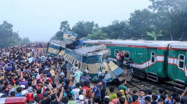 Bangladesh Train Accident: બાંગ્લાદેશમાં બે ટ્રેનો વચ્ચે જોરદાર ટક્કર, 15 લોકોના થયા મોત…