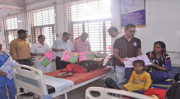 Donations to Surat Civil Hospital: નવી સિવિલ હોસ્પિટલમાં દાનની સરવાણી વહી, તાજા જન્મેલા ૮૬ બાળકોને કીટનું વિતરણ કરાયું