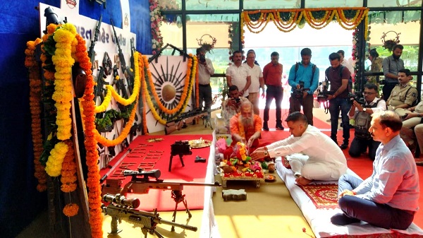 Shashtra Puja: સુરત પોલીસ હેડક્વાર્ટર ખાતે શસ્ત્ર પૂજા કરતા ગૃહ રાજ્યમંત્રી હર્ષ સંઘવી 2 Shashtra Puja