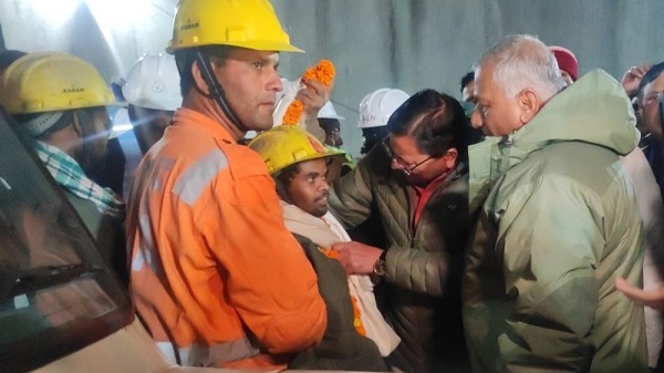 41 Workers Rescued: સુરંગમાં જીતી ગઈ જિંદગી, 41 મજૂરોને સુરક્ષિત બહાર કાઢવામાં આવ્યા