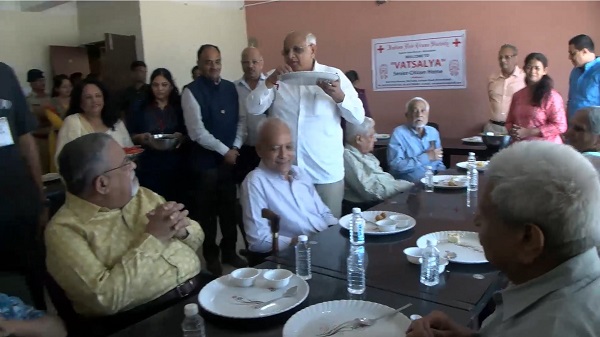 CM Visited Old Age Home: મુખ્યમંત્રી ભૂપેન્દ્રભાઈ પટેલની નૂતન વર્ષે અનોખી વડીલ વાત્સલ્ય વંદના 1 CM Visited Old Age Home