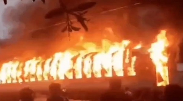 Darbhanga Train Fire: દિલ્હી-દરભંગા એક્સપ્રેસમાં લાગી ભીષણ આગ, અહીં જુઓ વીડિયો... 6 Darbhanga Train Fire: દિલ્હી-દરભંગા એક્સપ્રેસમાં લાગી ભીષણ આગ, અહીં જુઓ વીડિયો…