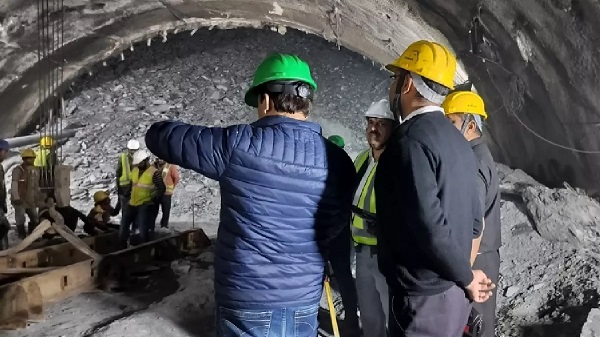 Uttarkashi Tunnel Update: ટનલમાં ફસાયેલા મજૂરોને બચાવવાની કામગીરીમાં જોડાઈ વાયુસેના, જાણો લેટેસ્ટ અપડેટ્સ