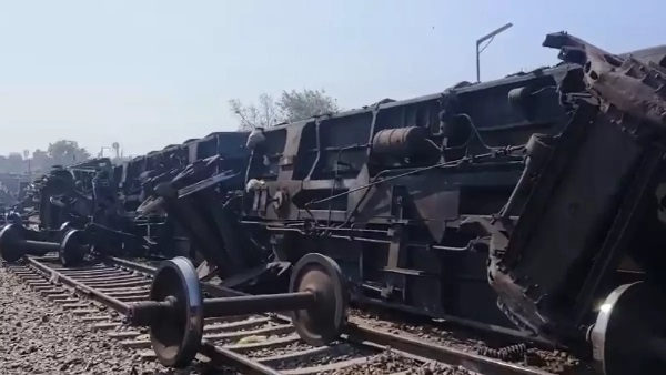 Delhi Train Accident: દિલ્હી માલગાડીના 10 ડબ્બા પાટા પરથી ઉતરી પડ્યાં,  દુર્ઘટનાનો વીડિયો આવ્યો સામે
