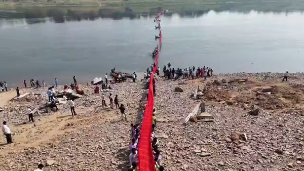 Narmada jayanti 2024: આજે નર્મદા જયંતી નિમિત્તે નર્મદા નદીને ચુંદડી અર્પણ કરાઇ, જુઓ અદ્ભૂત તસ્વીર