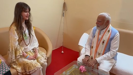 German singer video: 21 વર્ષિય જર્મન સિંગરે પીએમ મોદીને સંભળાવ્યું ભજન, વડાપ્રધાને કર્યો વીડિયો શેર 1 pm modi with Cassandra Mae Spittmann