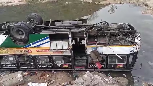 Bus Accident: આબુથી અંબાજી આવતી રાજસ્થાનની બસ પલટી મારીને નદીમાં ખાબકી, 46 મુસાફરો હતા સવાર