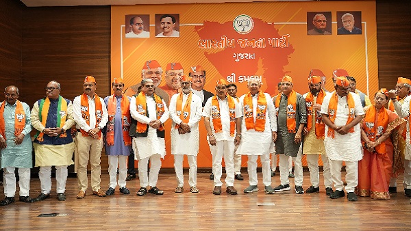 Congress And AAP MLA join BJP: ગુજરાતમાં ભાજપમાં ભરતી મેળો, કોંગ્રેસ અને આપના કાર્યકર્તાઓએ કેસરીયા કર્યા ધારણ- વાંચો વિગત