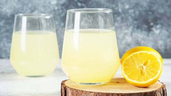 Lemon Water: વધારે પડતુ લીંબુ પાણી પીવાની ટેવ હોય તો થઇ જજો એલર્ટ, થઇ શકે છે આ બીમારીઓ