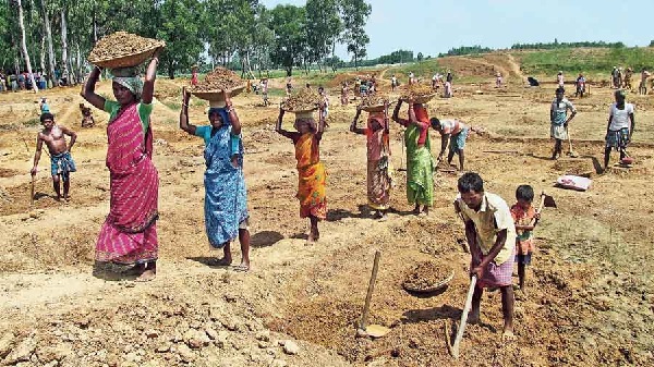 MGNREGA Yojana: લોકસભા ચૂંટણી પહેલા કેન્દ્ર સરકારે મનરેગા યોજના હેઠળ કામ કરનારા મજૂરોને મોટી ભેટ, વેતનમાં કર્યો વધારો- વાંચો વિગત