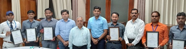 Rajkot Division: રાજકોટ ડિવિઝનના 6 કર્મચારીઓને ડીઆરએમએ કર્યા સન્માનિત 2 Rajkot Division
