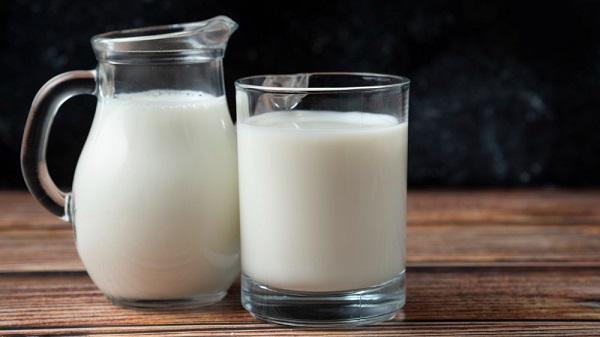 Right time to drink milk: રાત્રે દૂધ પીવાથી વધી શકે છે તમારું વજન, જાણો દૂધ પીવાનો યોગ્ય સમય