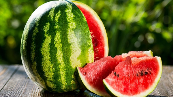 Watermelon Reduce Weight: ગરમીની સિઝનમાં વજન ઘટાડવામાં મદદ કરશે આ સુપર ફ્રૂટ, પેટ પણ ભરાશે અને સ્કિન પર આવશે ગ્લો!