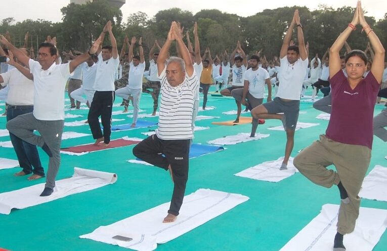 International Yoga Day: રાજકોટ રેલવે ડિવિઝનમાં ‘આંતરરાષ્ટ્રીય યોગ દિવસ’ની ઉત્સાહભેર ઉજવણી