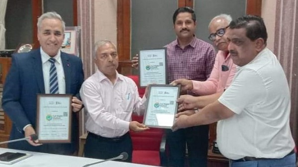 Eat Right Station Certificate: રાજકોટ રેલ્વે ડિવિઝન ના 4 સ્ટેશનોને પ્રાપ્ત થયું ‘ઈટ રાઇટ સ્ટેશન’ સર્ટિફિકેટ 3 Eat Right Station Certificate