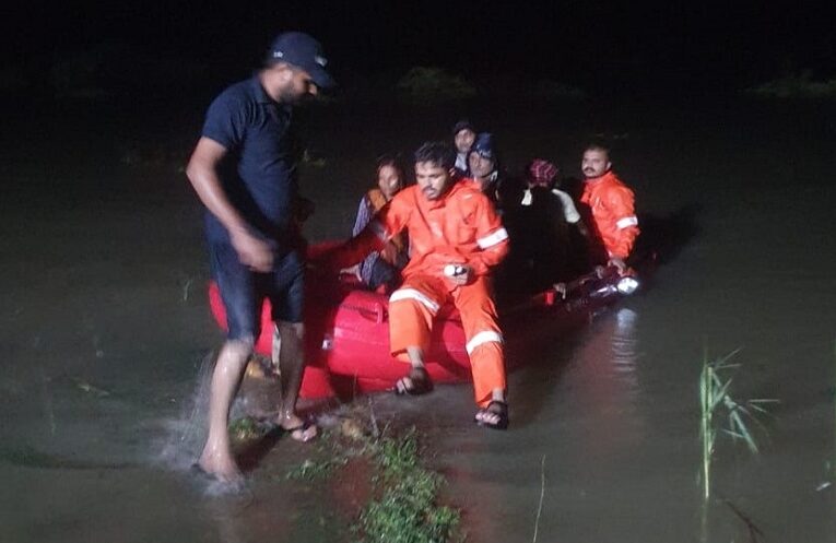 Ranawav rescue: ફાયર બ્રિગેડ વિભાગની ટીમે વરસાદની આફતમાં ફસાયેલ માતા પુત્રનો જીવ બચાવ્યો