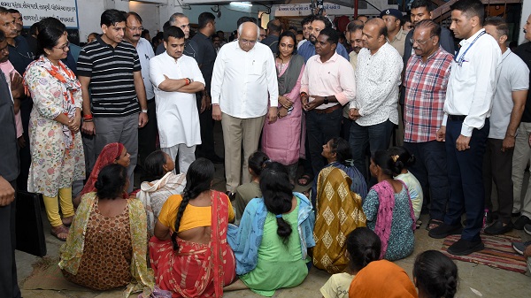 CM vadodara meet flood affected people