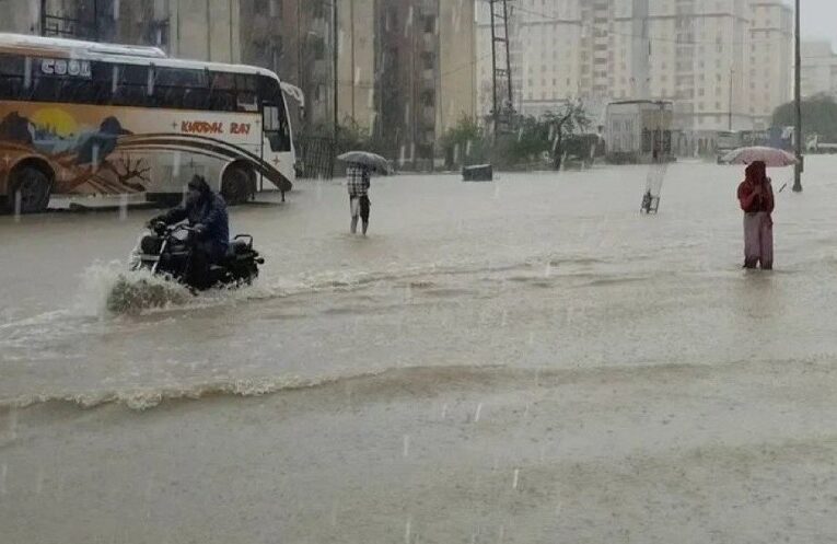 Gujarat rain update: રાજ્યમાં ૨૪ કલાક દરમિયાન મોરબીના ટંકારા તાલુકામાં સૌથી વધુ ૧૪ ઇંચ જેટલો વરસાદ વરસ્યો