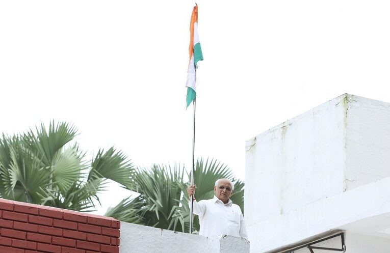 Har Ghar Tiranga Abhiyan: મુખ્યમંત્રી ભૂપેન્દ્ર પટેલ પોતાના નિવાસ સ્થાનને તિરંગો લહેરાવી ને અભિયાનના પ્રારંભ કરાવ્યો