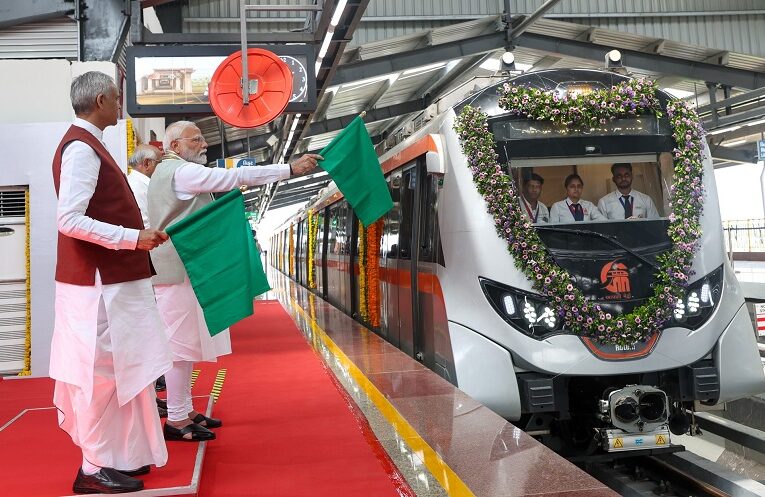 Inauguration of Namo Bharat Rapid Rail: પ્રધાનમંત્રી મોદીએ રૂ. 8,000 કરોડથી વધુના બહુવિધ વિકાસ પ્રોજેક્ટ્સનું ઉદ્ઘાટન અને શિલાન્યાસ કર્યા