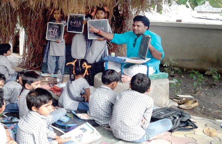 National Teacher’s Day: અમરેલીના નેશનલ એવોર્ડ વિજેતા શિક્ષક ચંદ્રેશકુમાર બોરીસાગર જેમણે બાઇક પર હરતી ફરતી શાળા બનાવી