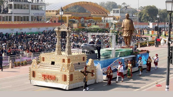 Appreciation letter for 'Tableau' of Gujarat: પ્રજાસત્તાક પર્વની રાષ્ટ્રીય પરેડમાં વિજેતા ગુજરાતના ‘ટેબ્લો’ માટે પ્રશસ્તિ પત્ર સ્વીકારતા માહિતી સચિવ અવંતિકા સિંધ 3 Appreciation letter for 'Tableau' of Gujarat