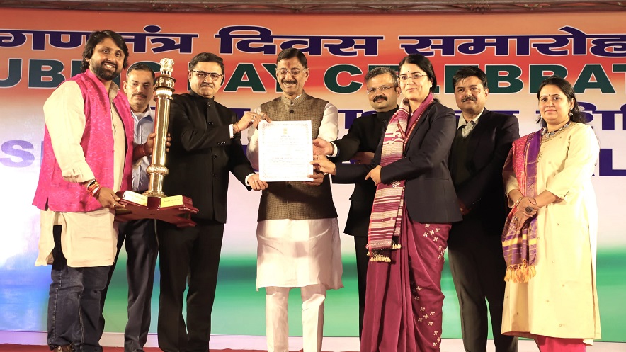 Appreciation letter for 'Tableau' of Gujarat: પ્રજાસત્તાક પર્વની રાષ્ટ્રીય પરેડમાં વિજેતા ગુજરાતના ‘ટેબ્લો’ માટે પ્રશસ્તિ પત્ર સ્વીકારતા માહિતી સચિવ અવંતિકા સિંધ 1 awantika singh