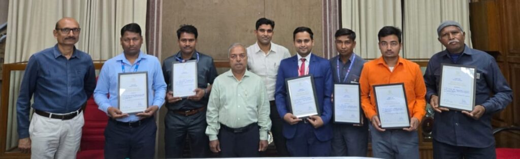 Excellent work in railway safety: રાજકોટ ડિવિઝનના 6 કર્મચારીઓનું સન્માન 3 rjt award