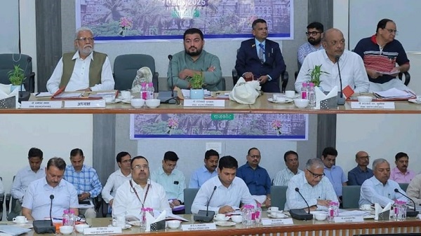 Meeting with MPs by GM WR: પશ્ચિમ રેલવેના જનરલ મેનેજરે સાંસદો સાથેની બેઠકમાં વિવિધ મહત્વના મુદ્દાઓ પર ચર્ચા કરી 1 Meeting with MPs by GM WR