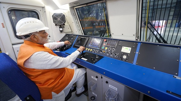 PM flag off Railway Engine D-9: આધુનિક રેલ્વે એન્જીન ડી – ૯ને લીલી ઝંડી આપી પ્રસ્થાન કરાવતા વડાપ્રધાન 2 PM flag off Railway Engine D-9