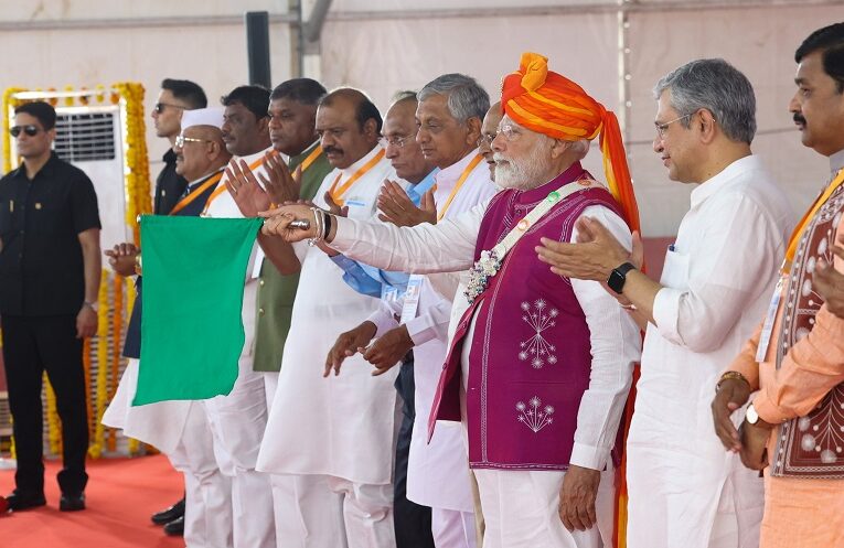 PM flag off Railway Engine D-9: આધુનિક રેલ્વે એન્જીન ડી – ૯ને લીલી ઝંડી આપી પ્રસ્થાન કરાવતા વડાપ્રધાન 2 PM flag off Railway Engine D-9: આધુનિક રેલ્વે એન્જીન ડી – ૯ને લીલી ઝંડી આપી પ્રસ્થાન કરાવતા વડાપ્રધાન
