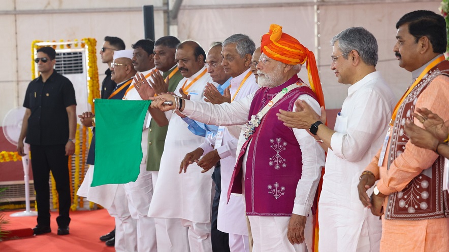 PM flag off Railway Engine D-9: આધુનિક રેલ્વે એન્જીન ડી – ૯ને લીલી ઝંડી આપી પ્રસ્થાન કરાવતા વડાપ્રધાન 1 pm
