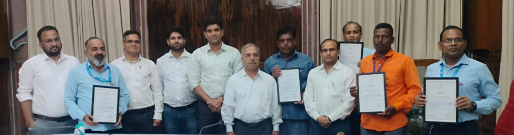 Employees of Rajkot division honored: ડીઆરએમ દ્વારા રાજકોટ ડિવિઝનના 5 કર્મચારીઓનું સન્માન 3 Employees of Rajkot division honored