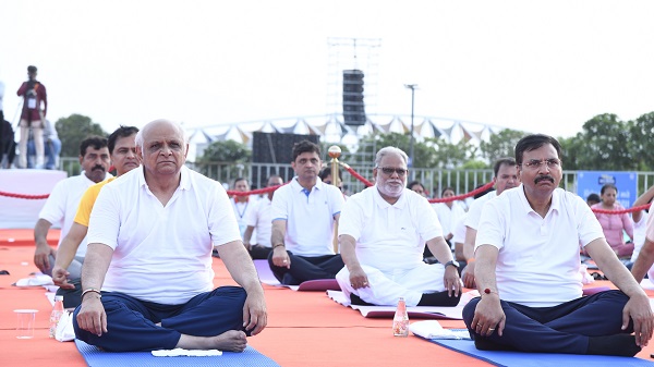 Yoga Shivir: વહેલી સવારે ૧૫ હજારથી વધુ શહેરીજનો યોગ શિબિરમાં સહભાગી બન્યા 3 CM Bhupendra Patel in Yoga Shivir