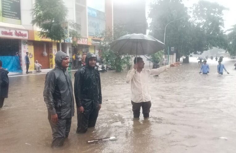 Gujarat Rain Alert: ગુજરાતમાં મેઘમહેર યથાવત, બે જિલ્લામાં રેડ એલર્ટ અને 8 જિલ્લામાં ઓરેન્જ એલર્ટ 2 Gujarat Rain Alert: ગુજરાતમાં મેઘમહેર યથાવત, બે જિલ્લામાં રેડ એલર્ટ અને 8 જિલ્લામાં ઓરેન્જ એલર્ટ