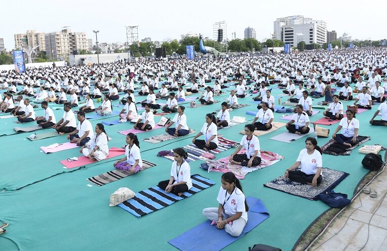 Yoga Shivir: વહેલી સવારે ૧૫ હજારથી વધુ શહેરીજનો યોગ શિબિરમાં સહભાગી બન્યા