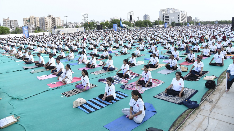 Yoga Shivir: વહેલી સવારે ૧૫ હજારથી વધુ શહેરીજનો યોગ શિબિરમાં સહભાગી બન્યા 1 yog shivir
