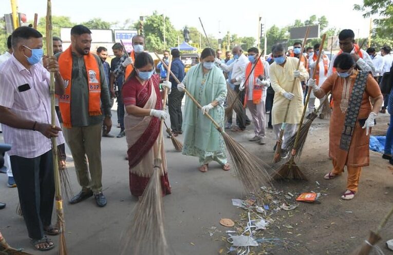 Cleanliness Campaign: ગાંધીનગરમાં સ્વચ્છતા અભિયાનમાં મંત્રી ભાનુબેન બાબરીયાની સહભાગિતા