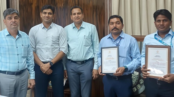 2 employees honored by DRM: રાજકોટ ડિવિઝનના 2 કર્મચારીઓને ડીઆરએમ દ્વારા સન્માનિત કરાયા