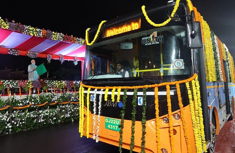 PM Modi flags off e-buses: સ્ટેચ્યુ ઓફ યુનિટી ખાતે PM મોદી દ્વારા ૨૫ નવી ઈ-બસોને ફલેગ ઓફ 🚍