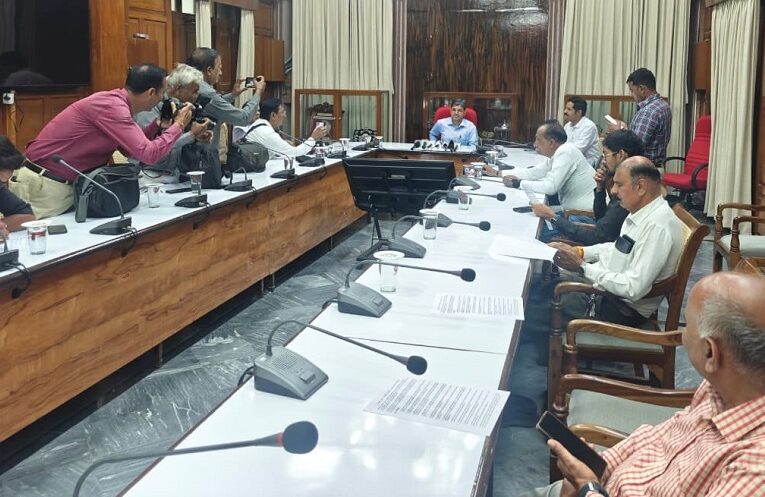 Rajkot Rail Division: રાજકોટ રેલ ડિવિઝનમાં 'સ્વચ્છતા પખવાડિયું – ૨૦૨૫' સફળતાપૂર્વક સંપન્ન 1 Rajkot Rail Division: રાજકોટ રેલ ડિવિઝનમાં ‘સ્વચ્છતા પખવાડિયું – ૨૦૨૫’ સફળતાપૂર્વક સંપન્ન