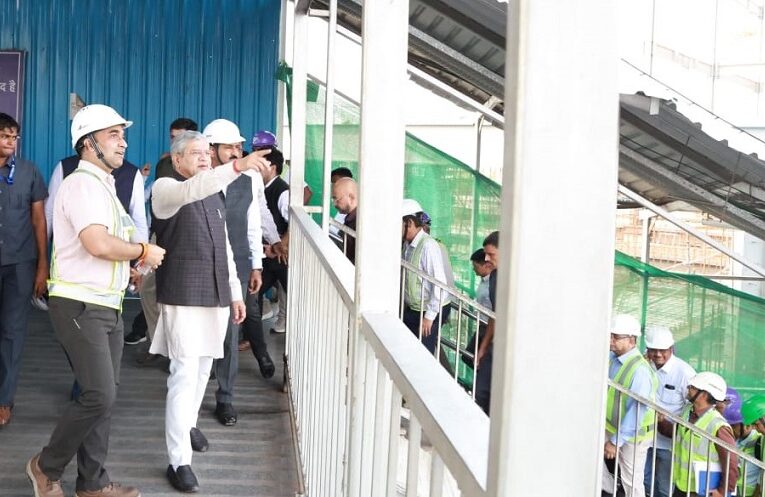 Railway Minister visits Ahmedabad station: રેલવે મંત્રી અશ્વિની વૈષ્ણવે અમદાવાદ સ્ટેશનની મુલાકાત લીધી