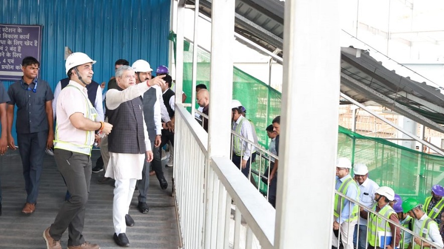 ashwini vaishnav at ahmedabad station