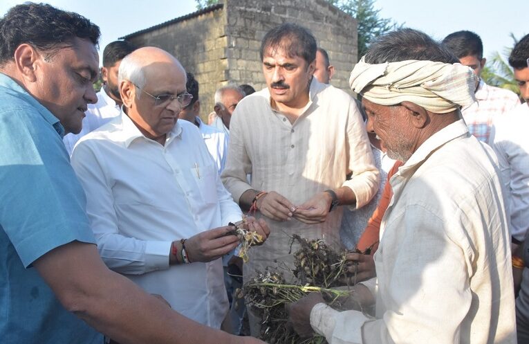Gujarat CM with Farmers: મુખ્યમંત્રી ભૂપેન્દ્ર પટેલ કમોસમી વરસાદથી અસરગ્રસ્ત વિસ્તારોના ખેડૂતોની પડખે ઉભા રહ્યા