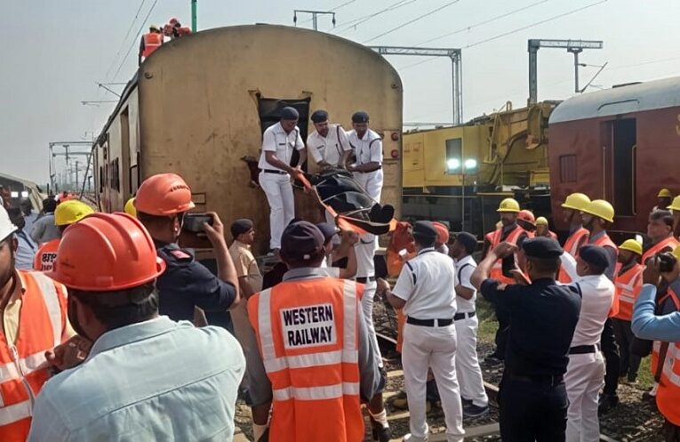 Mock Drill: સુરેન્દ્રનગરમાં રાજકોટ રેલવે મંડળની હાઇ ઇન્ટેન્સિટી મૉક ડ્રિલથી આપત્તિ તૈયારીનું મૂલ્યાંકન