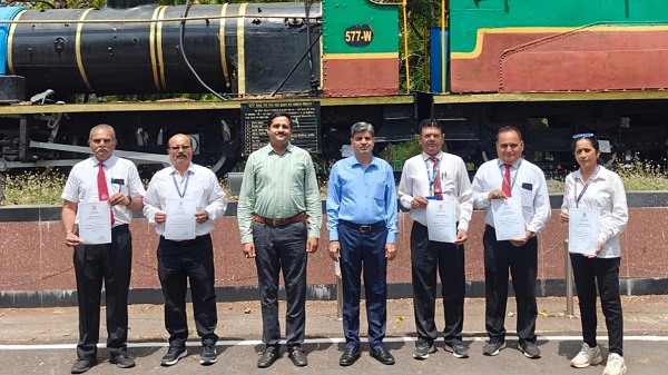 Ticket Checking: ટિકિટ ચેકિંગમાં શ્રેષ્ઠ કામગીરી બદલ રાજકોટના 6 કર્મચારીઓ સન્માનિત 27 rjt Ticket Checking employees award