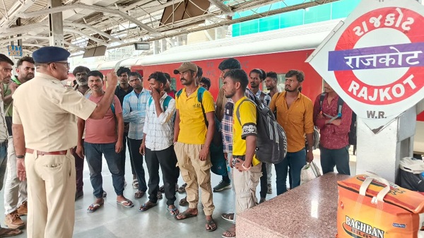 RPF Rajkot Lost Property Recovery: RPF રાજકોટે ₹4.60 લાખનું ખોવાયેલું સામાન પરત કર્યું 2 RPF Rajkot Lost Property Recovery
